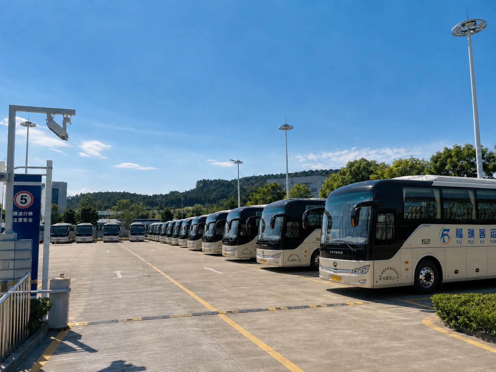杭州福瑞旅游客运自有停车场内列队停放的营运客车